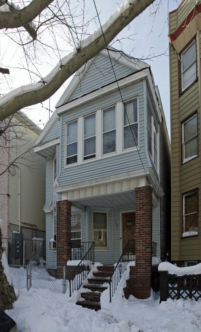 225 Clinton Ave in Jersey City, NJ - Foto de edificio - Building Photo