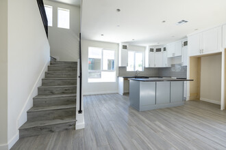 1128 W 39th St, Unit 1130 1-2 in Los Angeles, CA - Building Photo - Building Photo