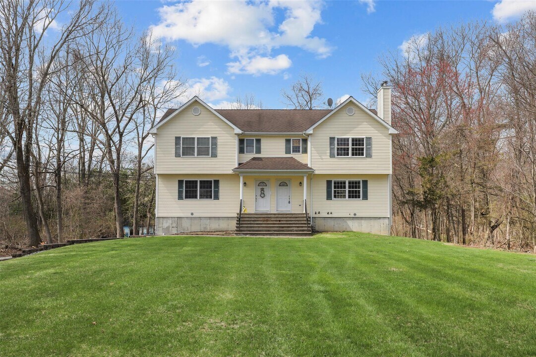 2923 Lexington Ave in Cortlandt, NY - Building Photo