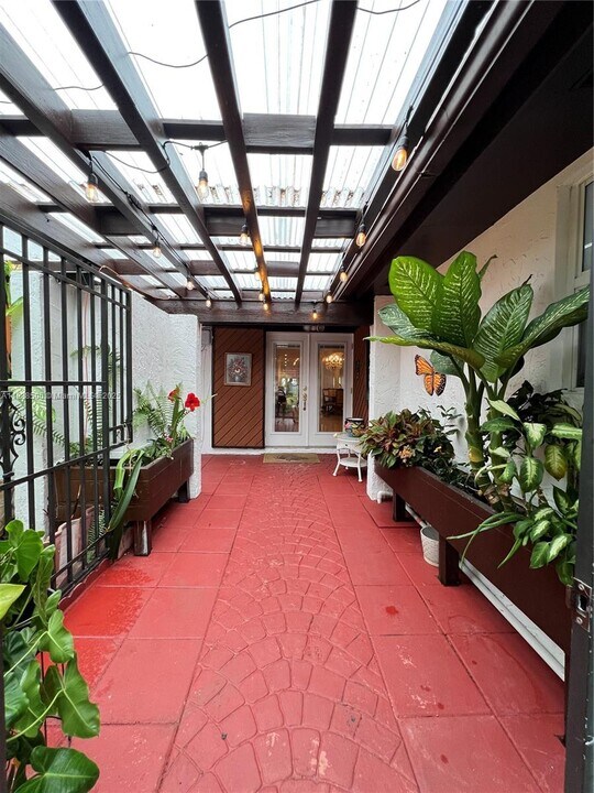 528 NE 195th St in Miami, FL - Building Photo
