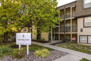 The Brooks at 808 Apartamentos