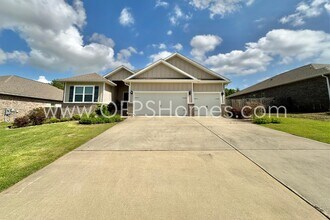 8090 Silver Maple Dr in Milton, FL - Building Photo - Building Photo