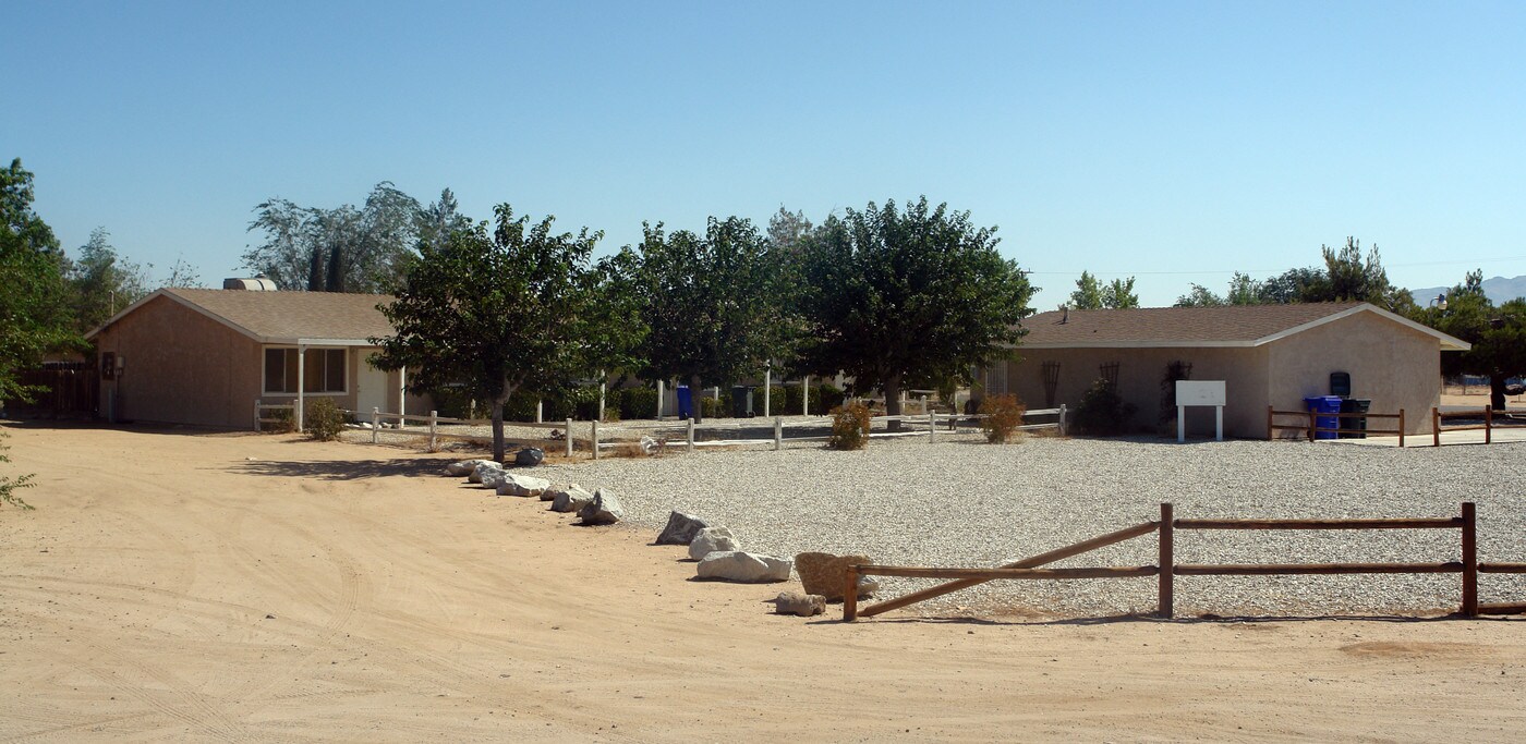 21214 Multnomah Rd in Apple Valley, CA - Foto de edificio