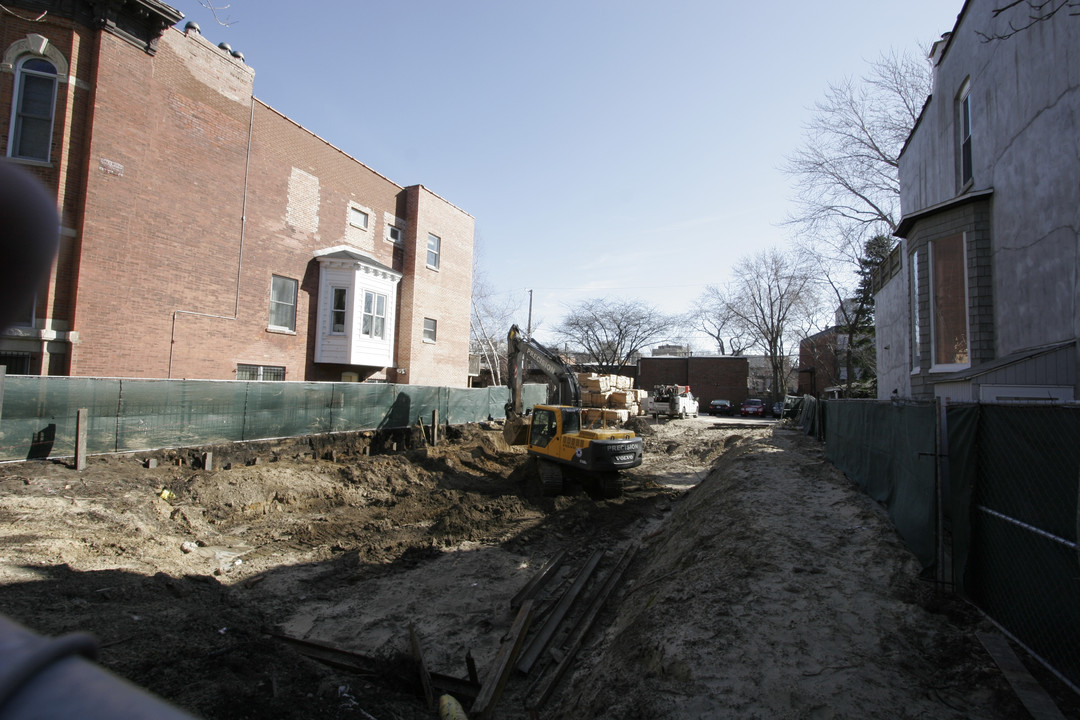 2041 N Howe St in Chicago, IL - Building Photo