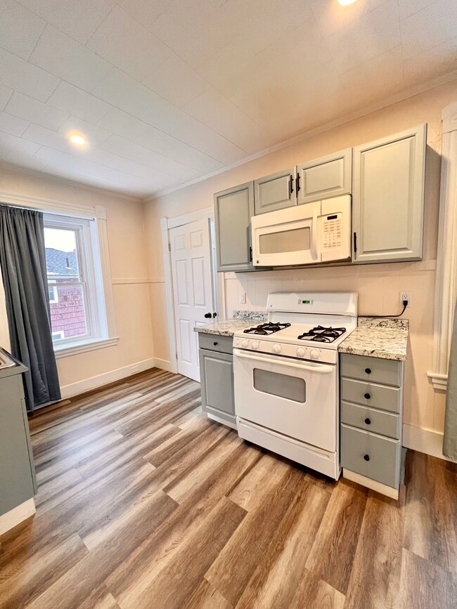 147 Pleasant St, Unit 2 in Gardner, MA - Foto de edificio - Building Photo