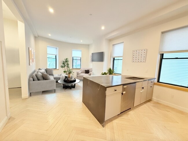 182 Webster St in Boston, MA - Building Photo - Building Photo