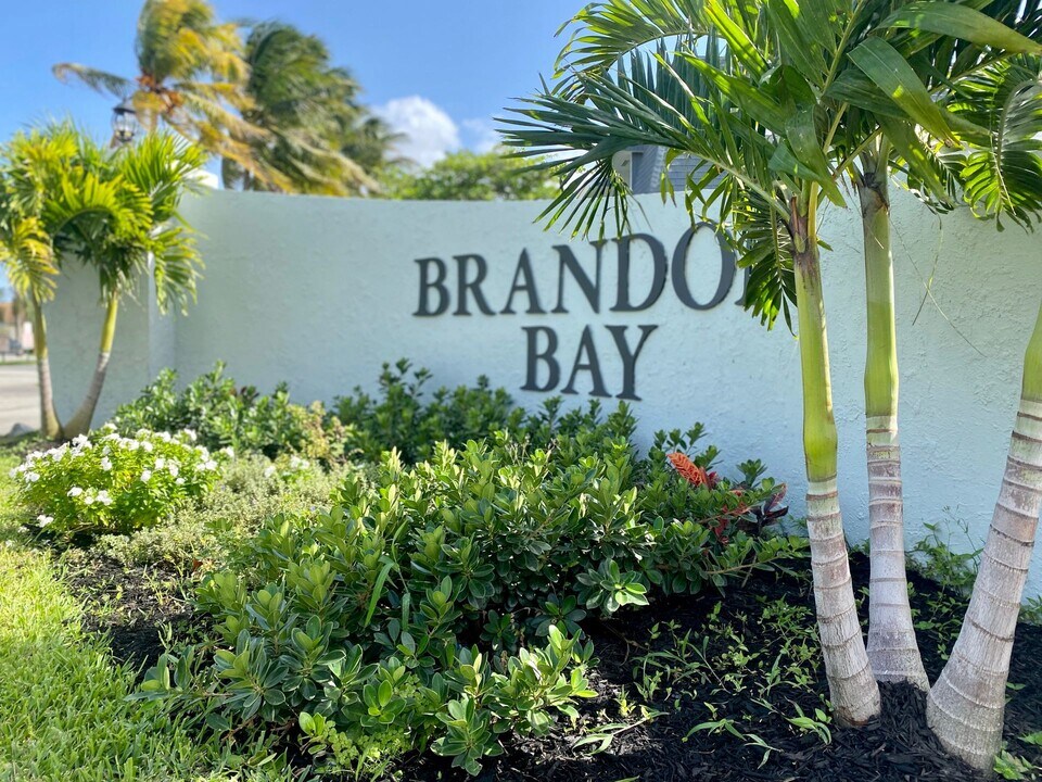 Brandon Palm Springs Apartment Homes in Palm Springs, FL - Foto de edificio