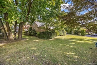 2 Dale Carnegie Ct in Lake Success, NY - Building Photo - Building Photo