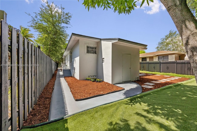 173 NW 56th St in Miami, FL - Foto de edificio - Building Photo