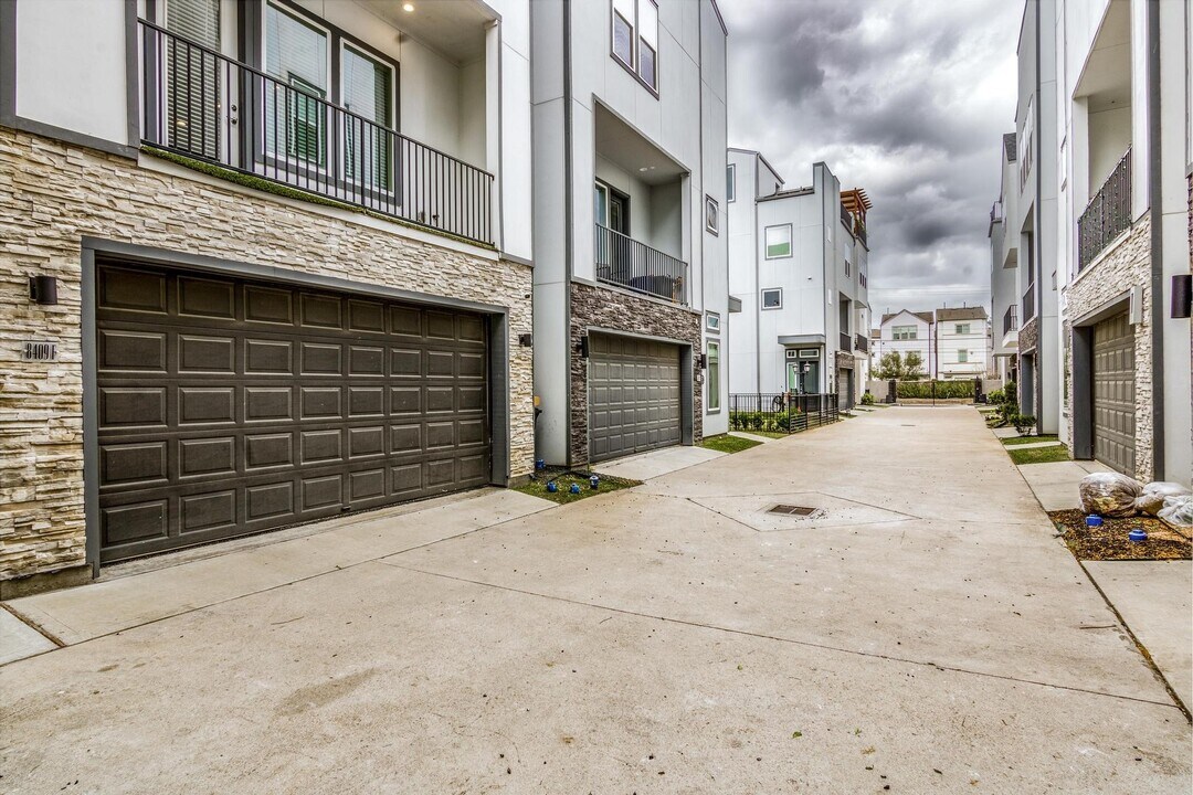 8409 Hempstead Rd in Houston, TX - Building Photo