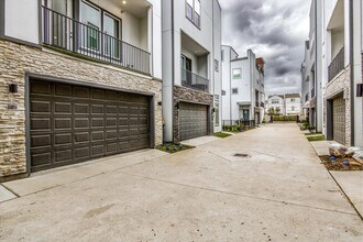 8409 Hempstead Rd in Houston, TX - Building Photo - Building Photo