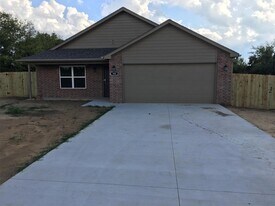 102 W Speer Ave in Sapulpa, OK - Building Photo