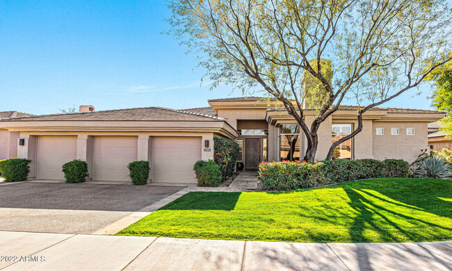 7425 E Tuckey Ln in Scottsdale, AZ - Foto de edificio - Building Photo