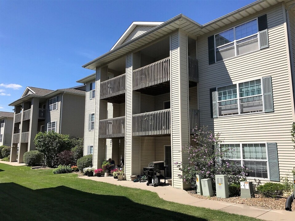 90 Cherry Ct in North Liberty, IA - Foto de edificio