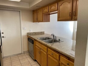 509 White Ln in Bakersfield, CA - Building Photo - Building Photo