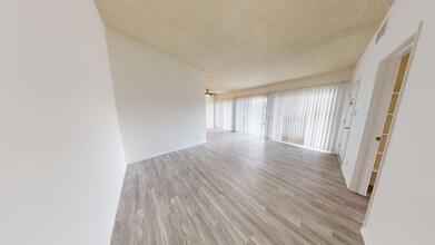 MOORPARK in Sherman Oaks, CA - Building Photo - Interior Photo