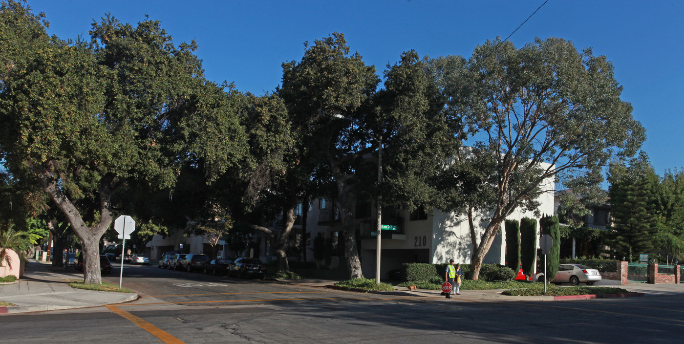 210 N 5th St in Burbank, CA - Foto de edificio