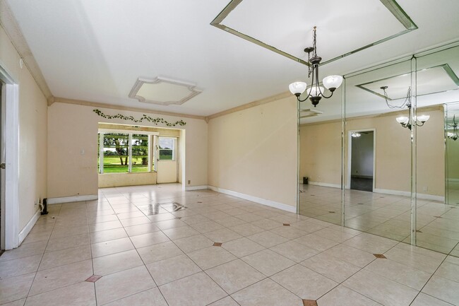 1010 Country Club Dr in Margate, FL - Building Photo - Building Photo