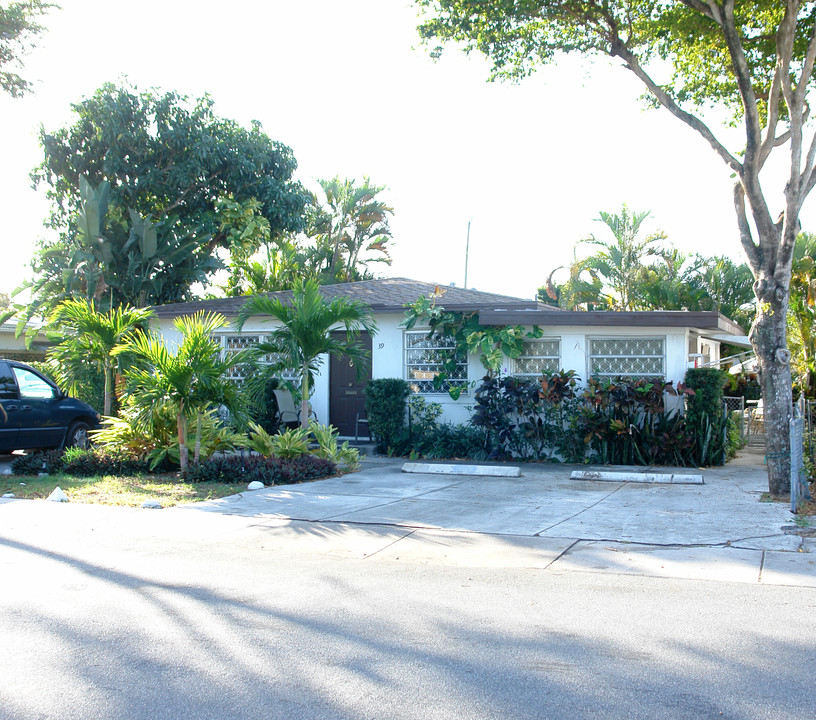 37-39 SW 10th St in Dania Beach, FL - Building Photo