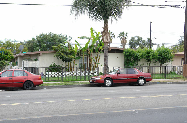 2518 Mcfadden Ave in Santa Ana, CA - Building Photo - Building Photo