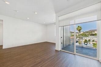 The Sunset Hue in Los Angeles, CA - Foto de edificio - Building Photo