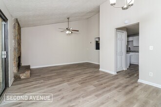 2196 Scarbrough Dr in Stone Mountain, GA - Foto de edificio - Building Photo