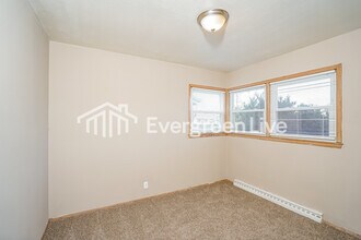 8715 W Lawrence Ave in Milwaukee, WI - Building Photo - Building Photo