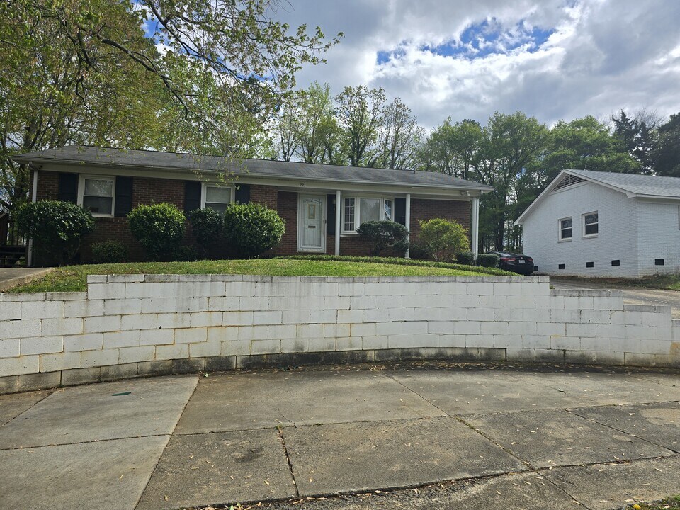 221 Short Hills Dr in Charlotte, NC - Building Photo