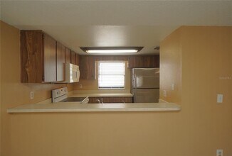 10049 Lake Oak Cir in Tampa, FL - Building Photo - Building Photo