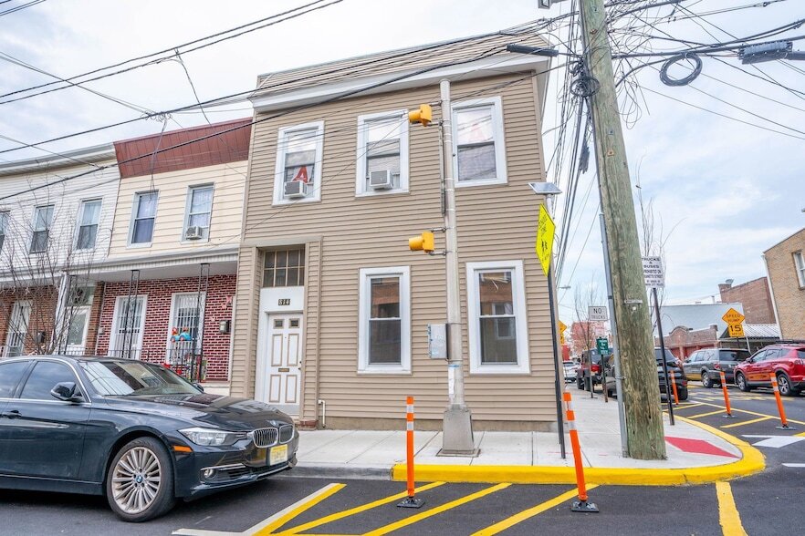 814 28th St in Union City, NJ - Building Photo