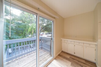 Apartment in San Carlos Creek in San Carlos, CA - Foto de edificio - Interior Photo