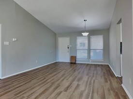 201 Kalmia Dr in Arlington, TX - Building Photo