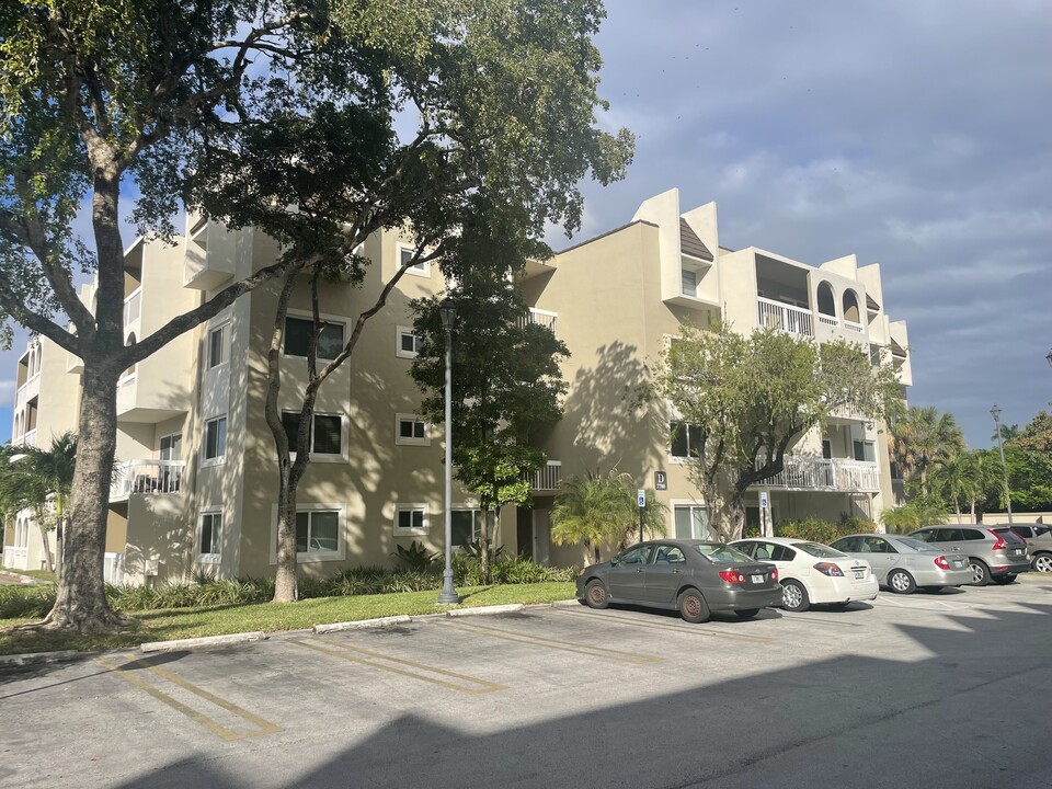 7700 Camino Real, Unit D-210 in Miami, FL - Building Photo