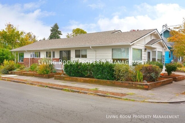 7906 NE Oregon St in Portland, OR - Building Photo - Building Photo