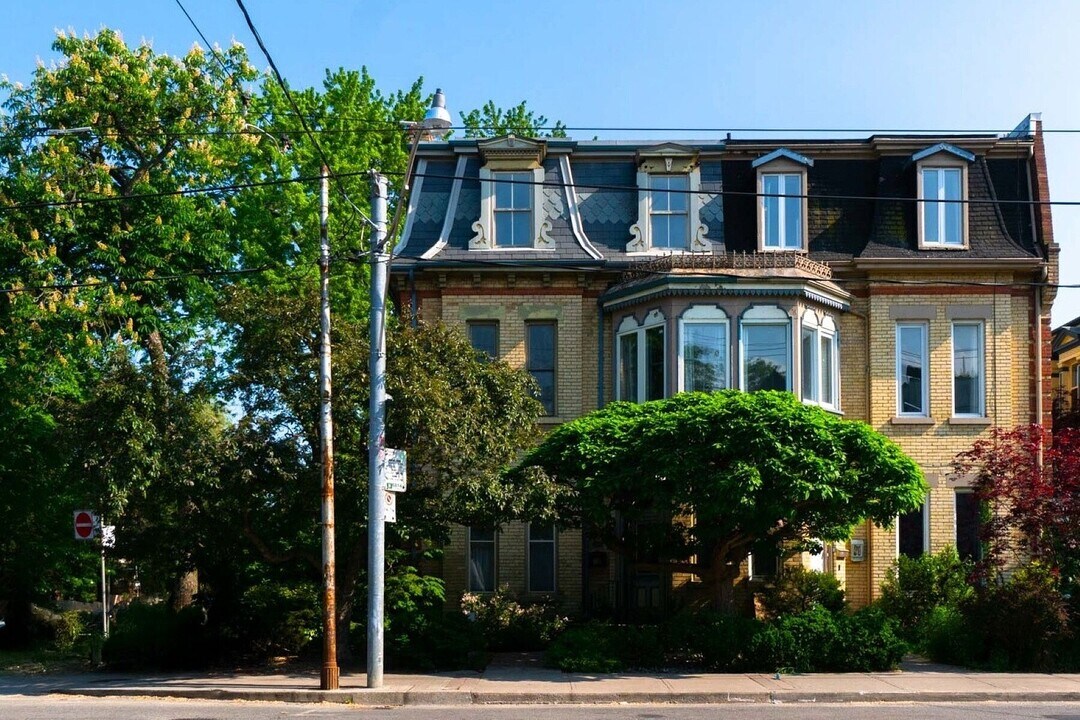 217-217 Carlton St. in Toronto, ON - Building Photo