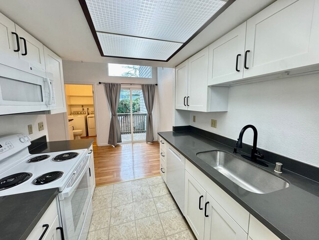 AK Duplex, Unit 20th Ave NE (19659) in Shoreline, WA - Building Photo - Building Photo