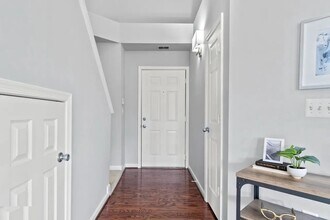 5908 Founders Hill Dr, Unit 301 in Alexandria, VA - Building Photo - Building Photo