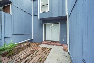 4705 Mariners Dr in Stone Mountain, GA - Building Photo