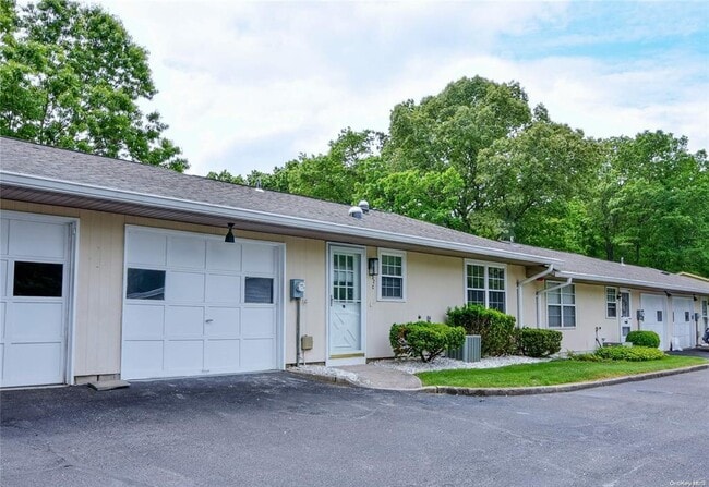 332 Woodbridge Dr in Ridge, NY - Building Photo - Building Photo