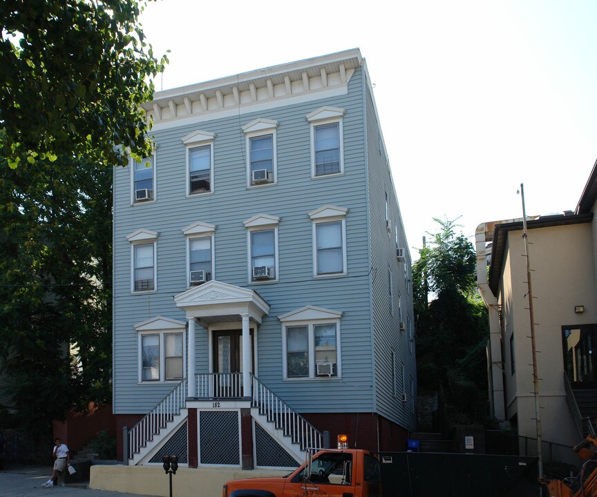 182 Valley St in Tarrytown, NY - Building Photo