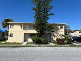 803/5 Henrietta Ave in West Palm Beach, FL - Building Photo