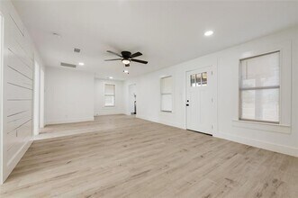 325 Houston St in Cedar Hill, TX - Building Photo - Building Photo