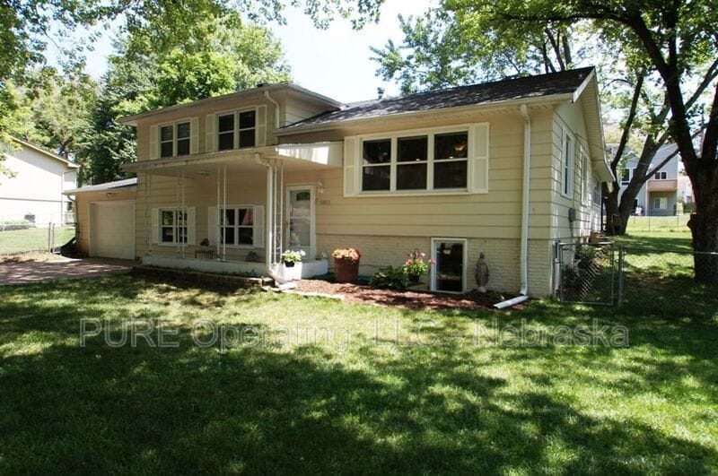 5851 S 51st St in Omaha, NE - Building Photo