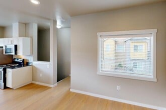 Four Seasons Central in Vancouver, WA - Foto de edificio - Building Photo