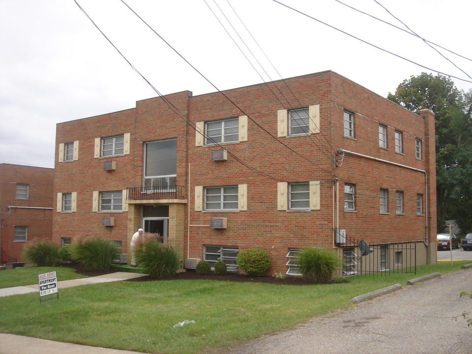 3317 Camvic Ter in Cheviot, OH - Foto de edificio