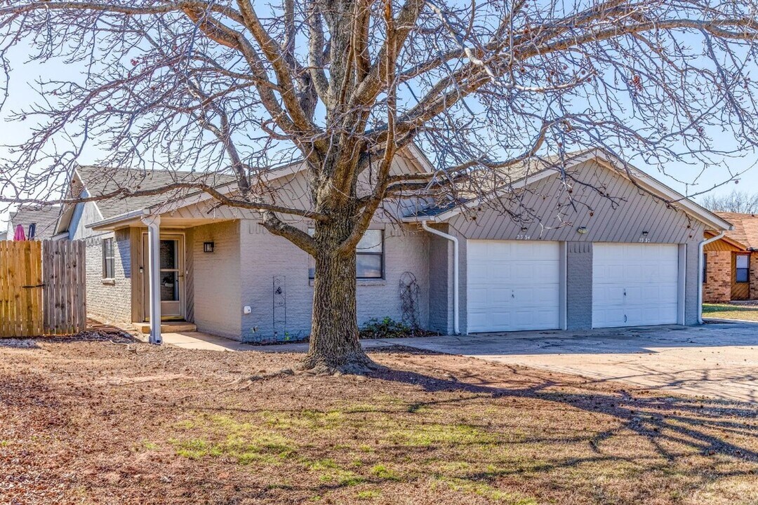 2334 Twisted Oak Dr in Norman, OK - Building Photo