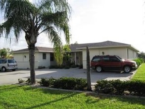 4803 Triton Ct E in Cape Coral, FL - Foto de edificio - Building Photo