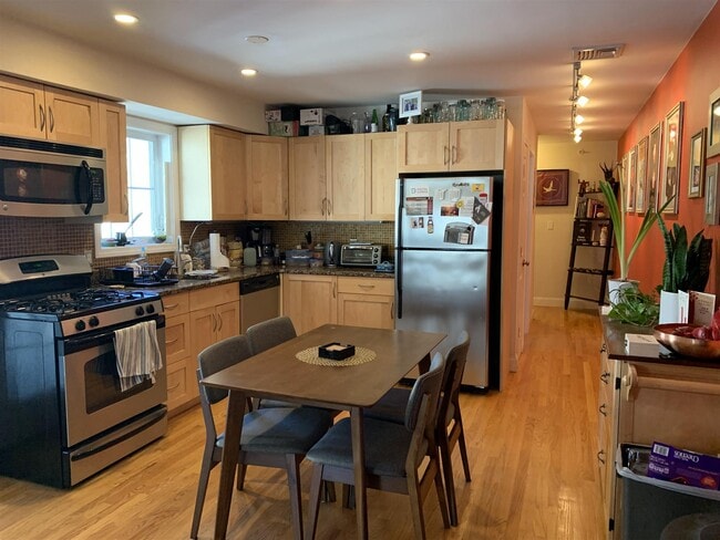 11 Everett Ave, Unit 2 in Somerville, MA - Foto de edificio - Building Photo