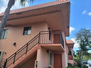 213 Lakeview Dr, Unit 201 in Weston, FL - Building Photo - Building Photo