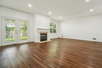 315 Winthrop Dr in Nutley, NJ - Foto de edificio - Building Photo